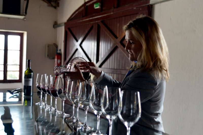 Melanie Tesseron pours out 2012 Pontet Canet